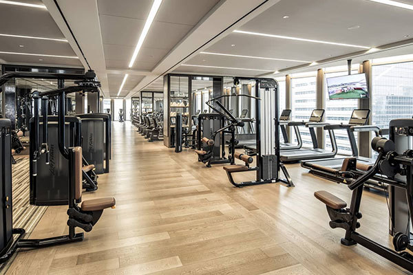 علم تناسب اندام را راهنمایی می کند و از زندگی سالم لذت می برد